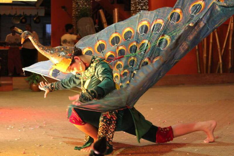 siem-reap-apsara-dance-show-dinner-with-tuk-tuk-transfers