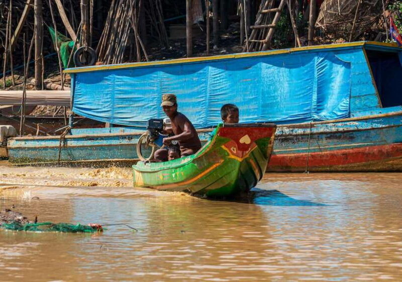 siem-reap-floating-village-kampong-phluk-sunset-with-boat