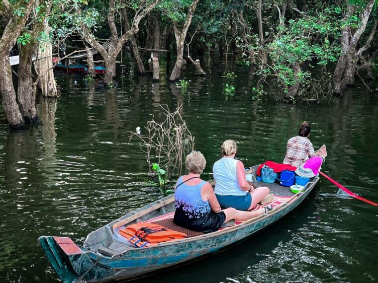 siem-reap-floating-village-kampong-phluk-sunset-with-boat