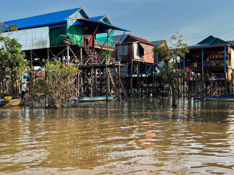 siem-reap-floating-village-kampong-phluk-sunset-with-boat
