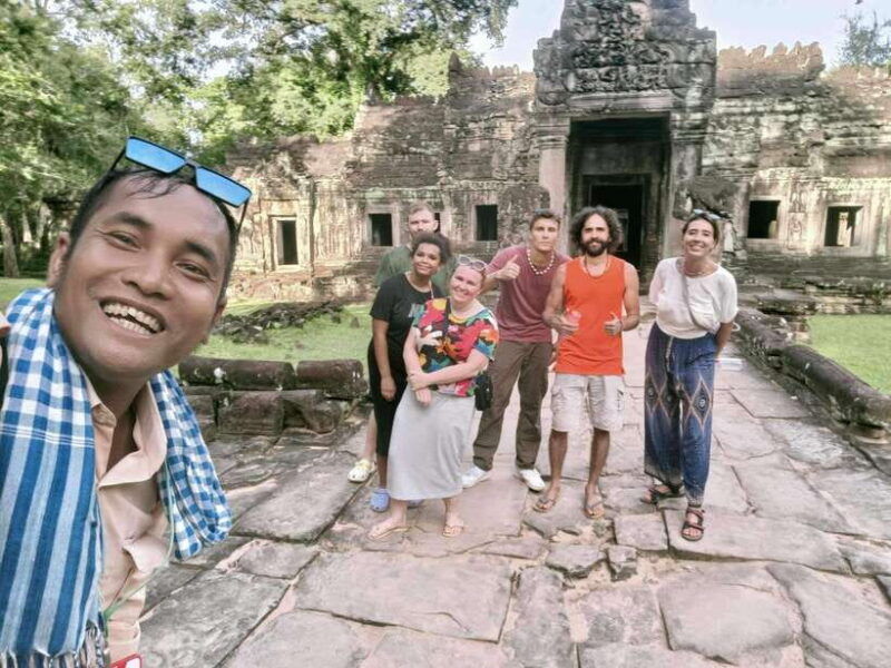 siem-reap-grand-circle-tour-sun-set-on-bakeang-hill-guide