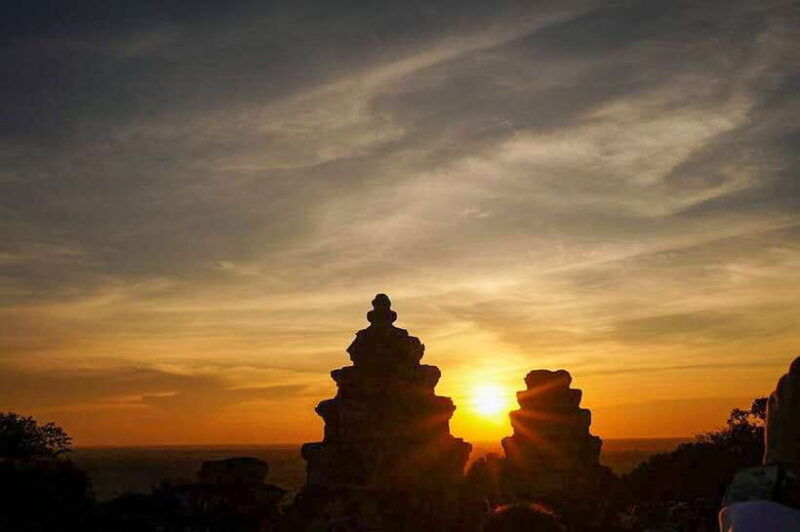 siem-reap-grand-circle-tour-sun-set-on-bakeang-hill-guide