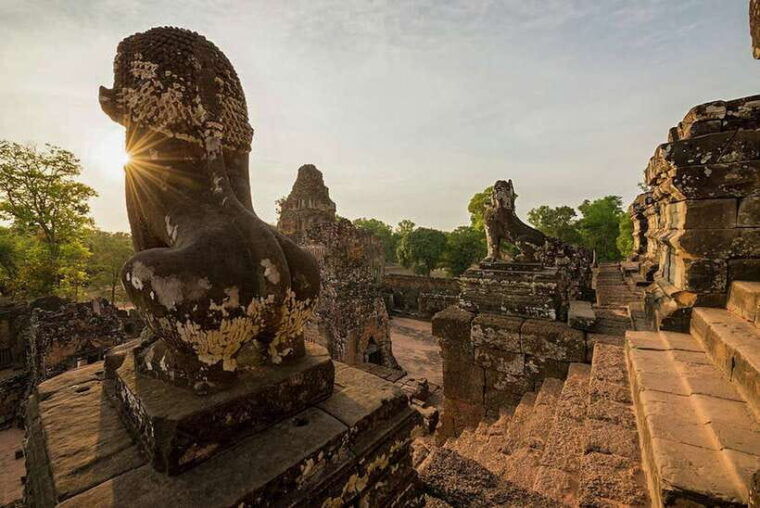 siem-reap-grand-circle-tour-sun-set-on-bakeang-hill-guide