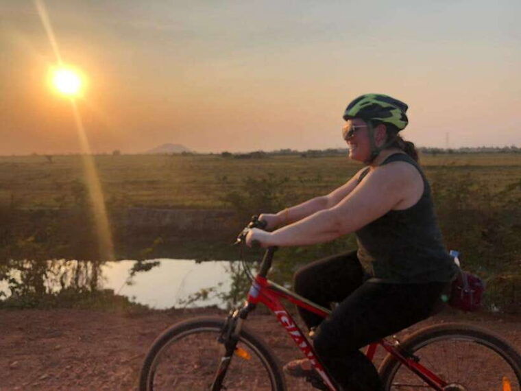 siem-reap-half-day-by-bicycle-sunset-on-the-bank-of-lake