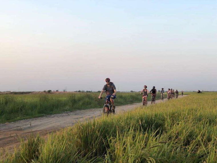siem-reap-half-day-by-bicycle-sunset-on-the-bank-of-lake