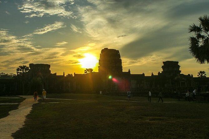 Siem Reap Highlight Angkor Wat Sunset Tour Small Group - Dive Into the Day: What to Expect