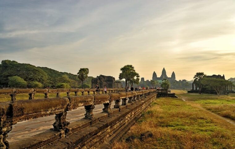 siem-reap-private-angkor-wat-bakheng-mountain-sunset-tour
