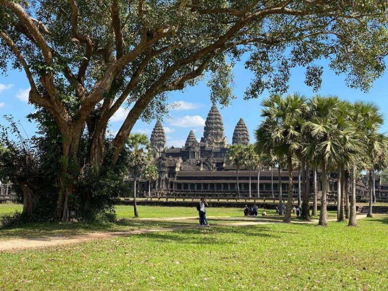 siem-reap-private-angkor-wat-bakheng-mountain-sunset-tour