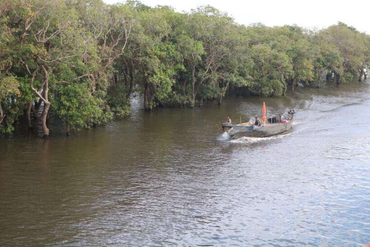 siem-reap-tonle-sap-lake-fishing-village-flooded-forest