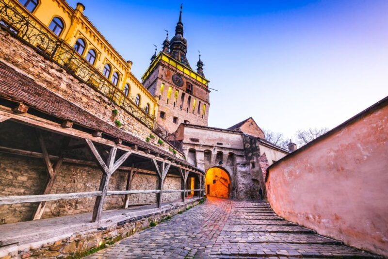 sighisoara-candlelight-tour-of-draculas-home-town
