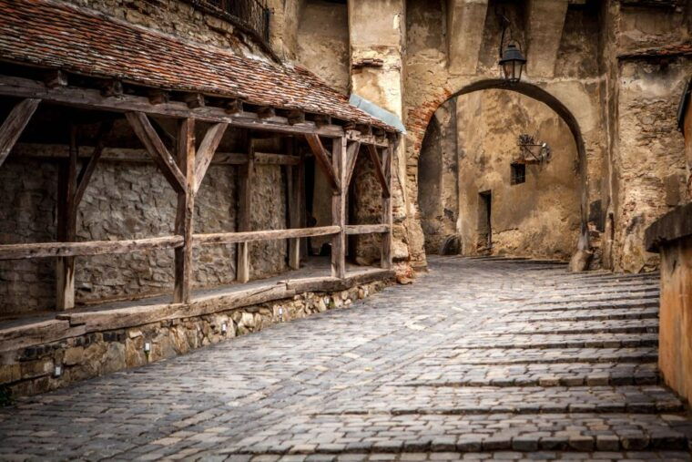 sighisoara-candlelight-tour-of-draculas-home-town