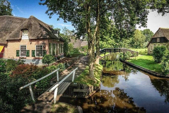 sightseeing-tour-to-keukenhof-tulip-gardens-fields-and-giethoorn-from-amsterdam