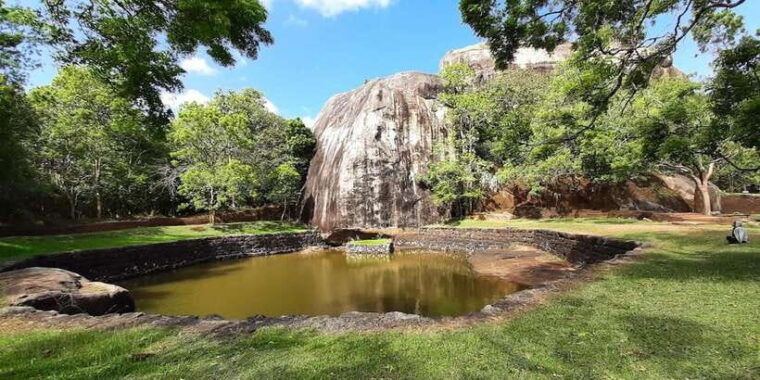 sigiriya-dambulla-cave-temple-day-tour-from-colombo