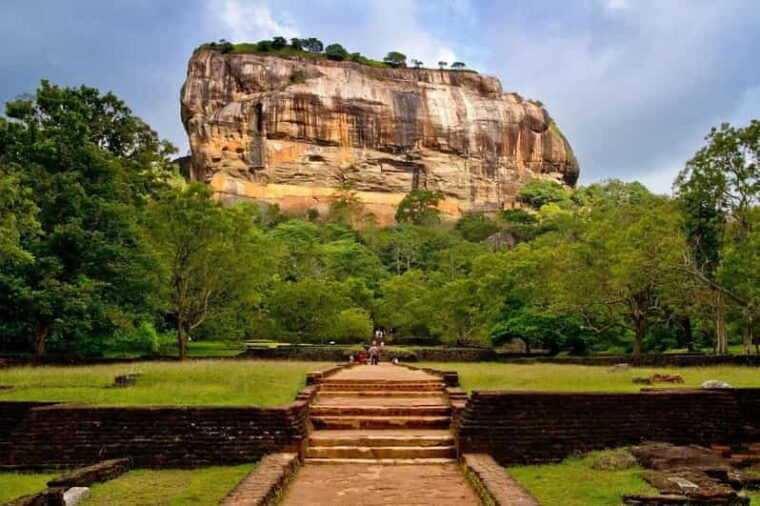 sigiriya-dambulla-cave-temple-day-tour-from-colombo