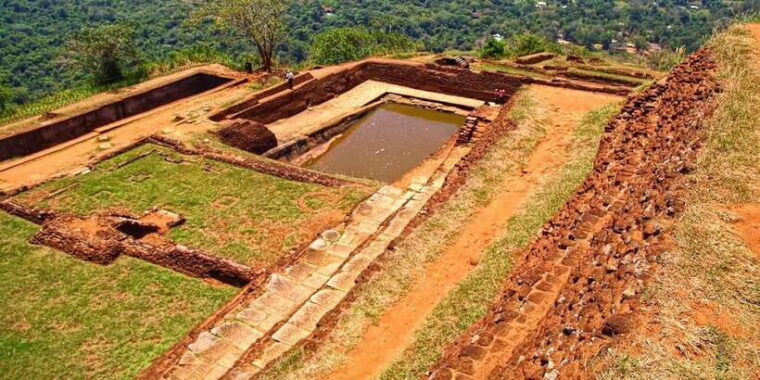 sigiriya-dambulla-cave-temple-day-tour-from-colombo