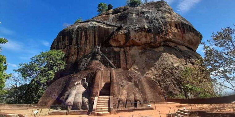 sigiriya-dambulla-cave-temple-day-tour-from-colombo