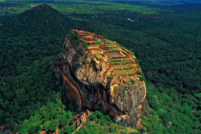 sigiriya-lion-rock-dambulla-cave-temple-day-tour-from-colombo