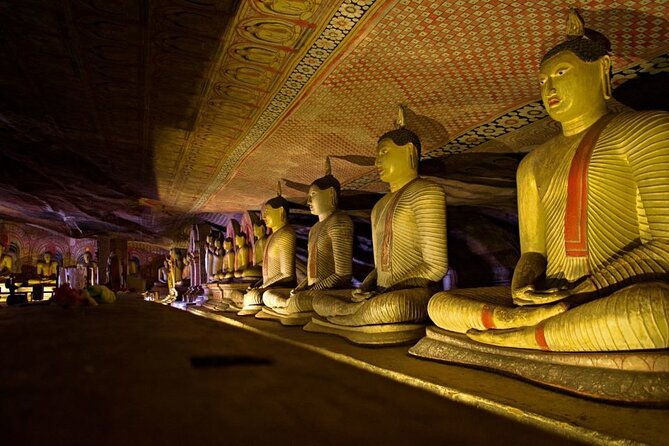 sigiriya-lion-rock-dambulla-cave-temple-day-tour-from-colombo