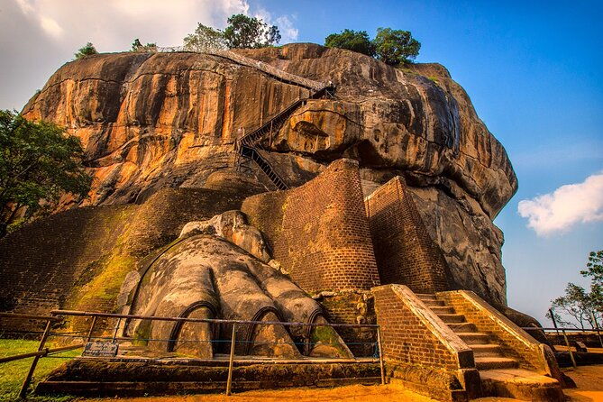sigiriya-lion-rock-dambulla-cave-temple-day-tour-from-colombo