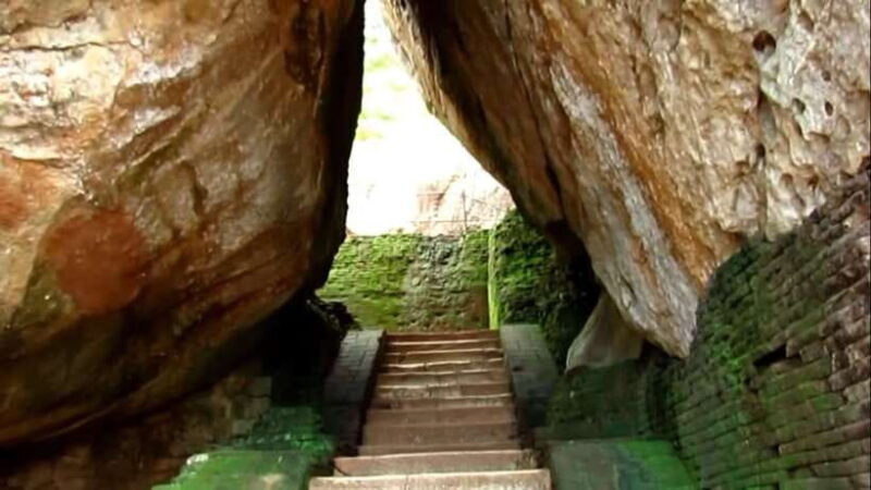 sigiriya-rock-fortress-private-guided-walking-tour