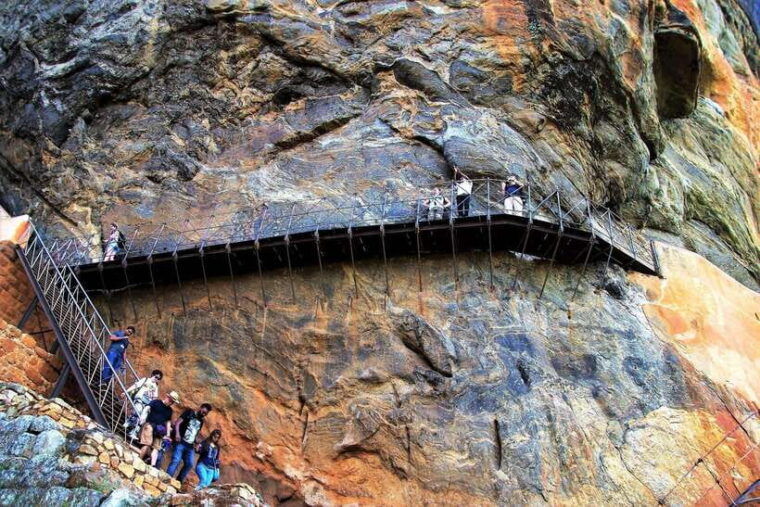 sigiriya-rock-fortress-private-guided-walking-tour