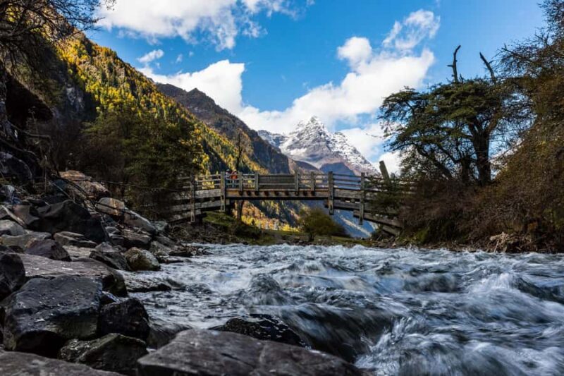 Siguniangshan Valley Tour: Snow Peaks & Tibetan Culture - Exploring the Landscape of Siguniangshan Valley