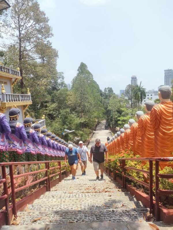 Sihanoukville: Wat Krom, Beach BBQ & Drinks Tour - Who Is This Tour Best For?