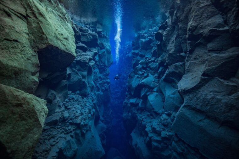 silfra-diving-between-tectonic-plates