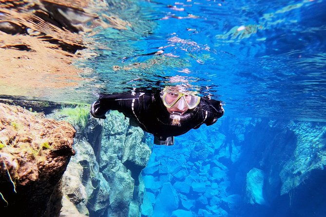 silfra-drysuit-snorkeling-with-free-photos-meet-on-location