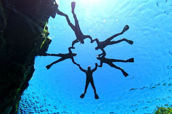 silfra-drysuit-snorkeling-with-free-photos-meet-on-location