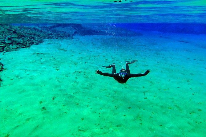 silfra-wetsuit-snorkeling-meet-on-location-free-photos