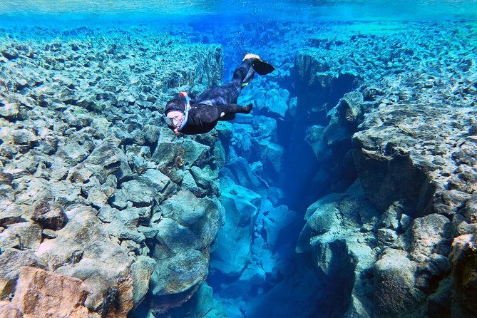silfra-wetsuit-snorkeling-meet-on-location-free-photos