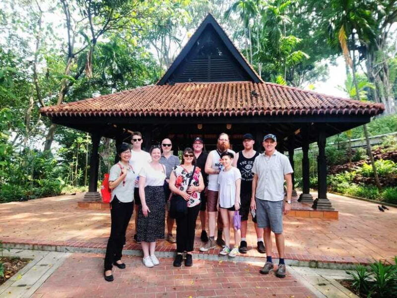 singapore-2-5-hour-walking-tour-graves-guns-battles