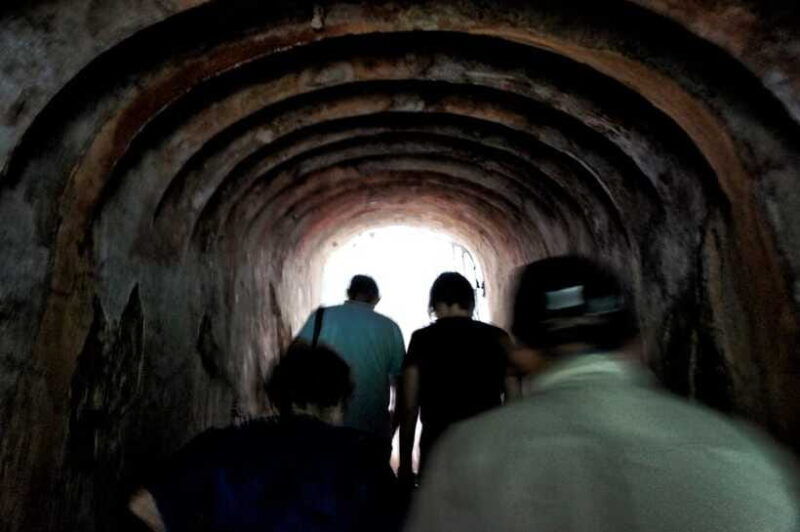 singapore-2-5-hour-walking-tour-graves-guns-battles