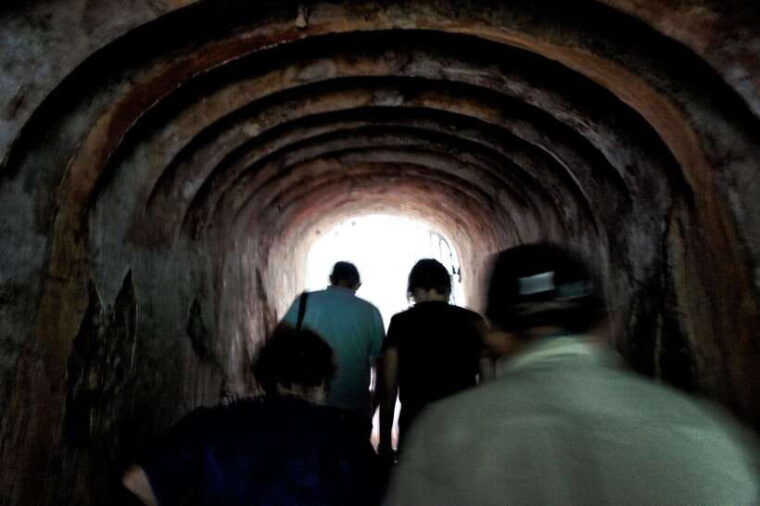 singapore-2-5-hour-walking-tour-graves-guns-battles