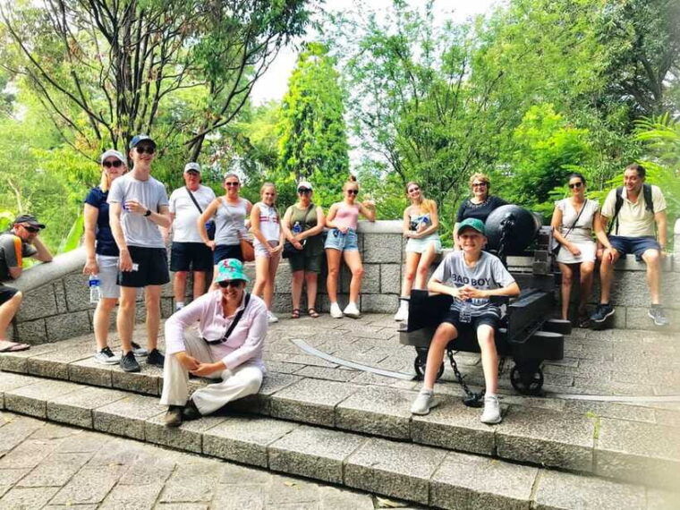 singapore-2-5-hour-walking-tour-graves-guns-battles
