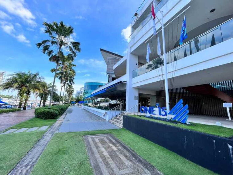singapore-southern-island-cruise-dining-at-clubhouse