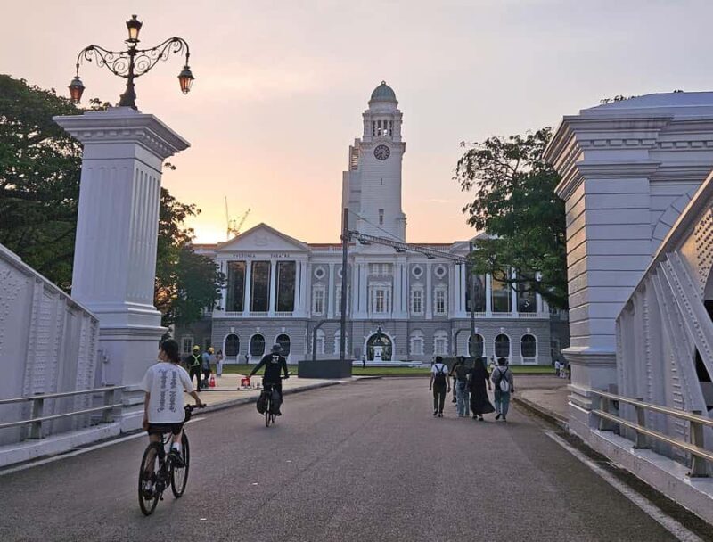 Singapore: Sunset Bike Tour with Hawker Food Experience - Authentic Experiences from Reviews