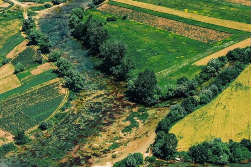sinj-panoramic-flight-over-peruca-lake-and-dinara-mountain
