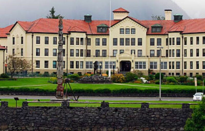sitka-totem-poles-raptor-centre-fortress-of-bears-tour