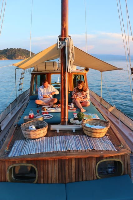 skiathos-boat-cruise-with-dinner-sunset-viewing