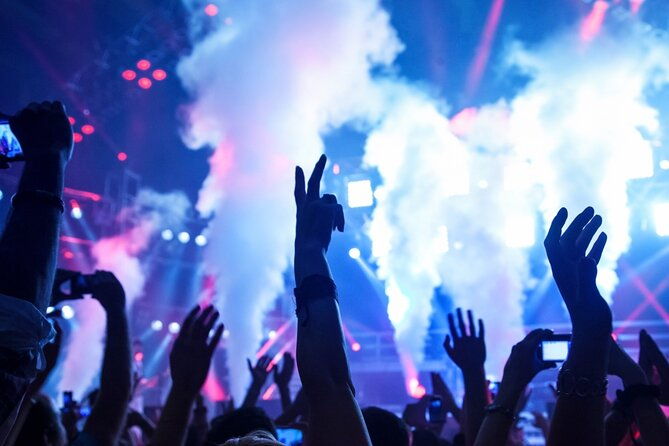 skip-the-line-at-vegas-clubs-with-a-party-bus-2