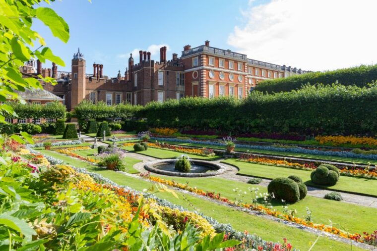 skip-the-line-hampton-court-palace-from-london-by-car