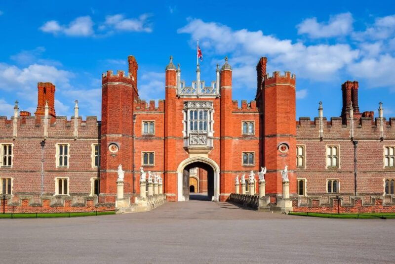 skip-the-line-hamptoncourtpalace-guided-day-trip-from-london