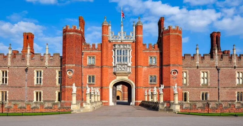skip-the-line-hamptoncourtpalace-guided-day-trip-from-london