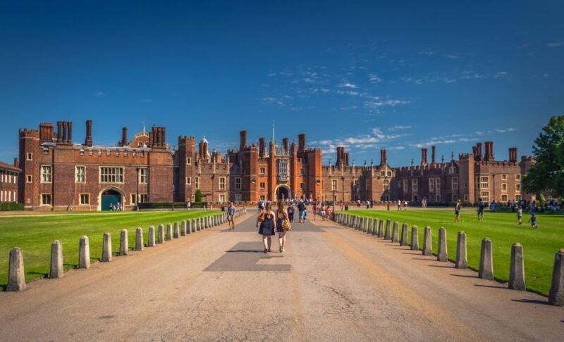 skip-the-line-hamptoncourtpalace-guided-day-trip-from-london