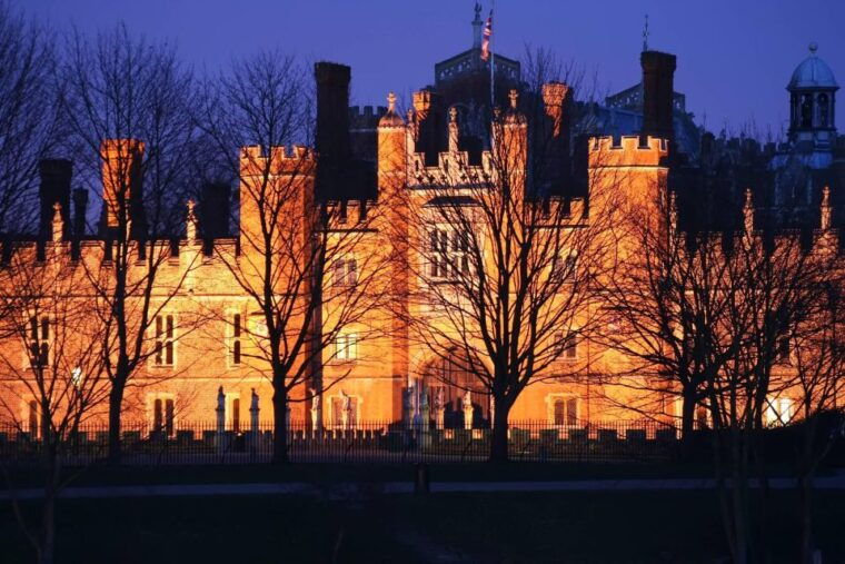 skip-the-line-hamptoncourtpalace-guided-day-trip-from-london