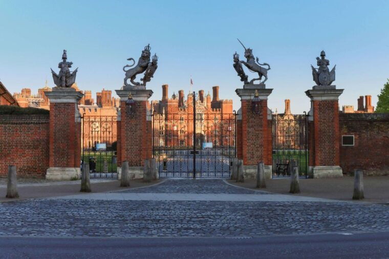 skip-the-line-hamptoncourtpalace-guided-day-trip-from-london