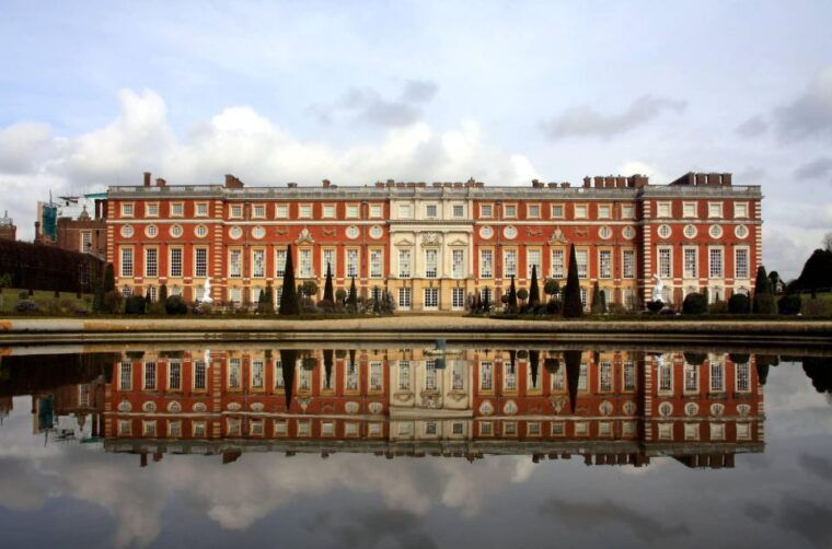 skip-the-line-hamptoncourtpalace-guided-day-trip-from-london