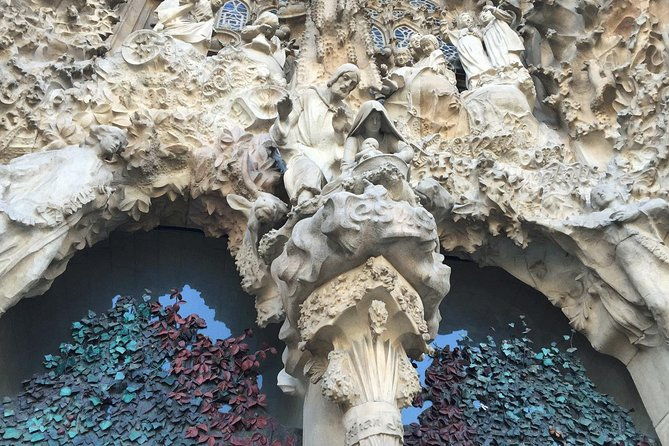 skip-the-line-sagrada-familia-small-group-tour